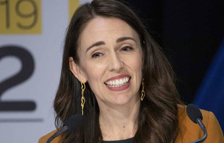 সবাইকে ছাপিয়ে গিয়েছেন নিউজিল্যান্ডের প্রধানমন্ত্রী জেসিন্ডা আর্র্ডেন। দেশে করোনা পরিস্থিতি নিয়ন্ত্রণে সম্পূর্ণ নিজের পথ অনুসরণ করেছেন ৩৯ বছর বয়সি এই রাষ্ট্রপ্রধান।