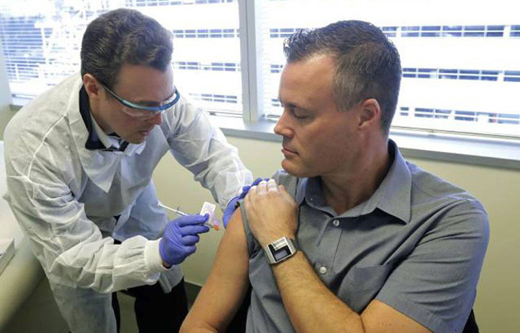 প্রথম পর্যায়ে সফল হলে, প্রতিষেধকটির পরবর্তী পর্যায় (ধাপ-২) বা এক্সপ্যান্ডেড ট্রায়াল চালানো হয়। এই ধাপে বাচ্চা, বয়স্ক, এ রকম বিভিন্ন বয়সের ছোট ছোট গোষ্ঠীতে ভাগ করে ১০০ জন রোগীর দেহে প্রতিষেধক প্রয়োগ করা হয়। এ ক্ষেত্রে প্রতিষেধকটি কতটা নিরাপদ এবং তা রোগ প্রতিরোধ ক্ষমতা তৈরি করতে সক্ষম কি না, তা দেখা হয়। এই ধাপে সাধারণত তিন মাস অপেক্ষা করা হয়। আক্রান্তেরা সুস্থ হচ্ছেন কি না, বা শরীরে ক্ষতিকর প্রভাব পড়ছে কি না, তা-ও দেখা হয় এই ধাপে।