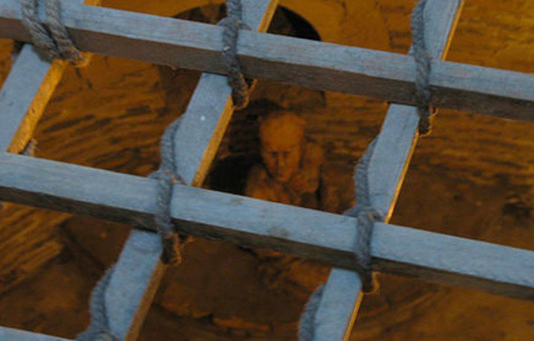 উপহার না নিয়ে যাওয়ার ‘অপরাধে’ স্টোডার্টকে বিষাক্ত পোকা ভর্তি এক মারণ গর্তে (পরে নাম হয় দ্য বাগ পিট) ফেলে দেওয়ার নির্দেশ দেন তিনি।