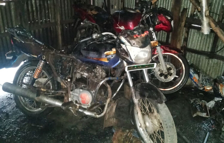 মোংলায় কলেজ মোড়ে মোটরগাড়ির গ্যারেজও ওয়ার্কশপে আগুন, ক্ষতির পরিমাণ ১০ লক্ষ টাকা।