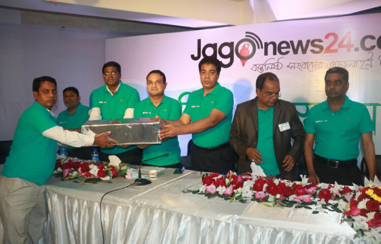 তিনজন সেরা প্রতিনিধিকে পুরস্কৃত করা হয় এ সম্মেলনে। সেরা জেলা প্রতিনিধির পুরস্কার গ্রহণ করছেন নারায়ণগঞ্জের শাহাদাত হোসেন। ছবি: মাহবুব আলম