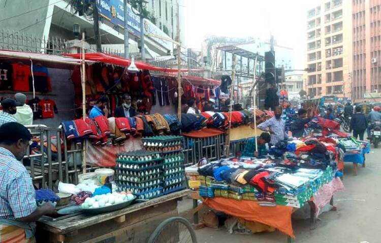 এভাবেই ফুটপাত দখল করে প্রতিদিন রাজধানীতে বসছে অস্থায়ী দোকান। পথচারীদের চলাচলে এতে ভীষণ সমস্যা হয়। কিন্তু কর্তৃপক্ষ সমাধানের কোনো ব্যবস্থা নিচ্ছে না। ছবি: বিপ্লব দিক্ষিৎ
