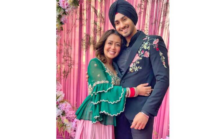 লোহরি উৎসবের সাজে ক্যামেরাবন্দি হয়েছেন নেহা-রোহান। ছবি: ফেসবুক