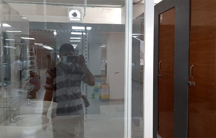 আজ বিকেল চারটায় স্বাস্থ্যমন্ত্রী জাহিদ মালেক এই হাসপাতাল পরিদর্শন করবেন বলে জানিয়েছেন হাসপাতালটির পরিচালক ব্রিগেডিয়ার জেনারেল এ কে এম নাসির উদ্দিন। ছবি: মুসা আহমেদ