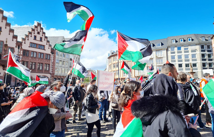 ফিলিস্তিনে ইসরাইলের বর্বরোচিত হামলার প্রতিবাদে গত ২২ মে বিকেল ৪টায় জার্মানির ফ্রাঙ্কফুর্টে বিক্ষোভ ও প্রতিবাদ সমাবেশ অনুষ্ঠিত হয়েছে। ছবি : সংগৃহীত