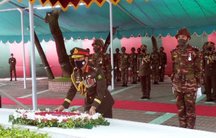 গোপালগঞ্জের টুঙ্গিপাড়ায় জাতির পিতা বঙ্গবন্ধু শেখ মুজিবুর রহমানের সমাধিতে শ্রদ্ধা নিবেদন করেছেন বাংলাদেশ সেনাবাহিনীর নবনিযুক্ত প্রধান জেনারেল এস এম শফিউদ্দিন আহমেদ। ছবি : মেহেদী হাসান