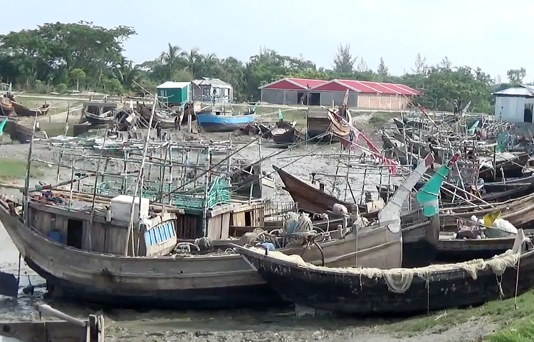 নোয়াখালীতে নিষেধাজ্ঞায় কর্মহীন জেলে পরিবারগুলোতে খাদ্যাভাব দেখা দিয়েছে। নিষেধাজ্ঞার সময়ে পরিবারপ্রতি সরকার চাল বরাদ্দ দিলেও অন্যান্য চাহিদা মেটাতে না পেরে জেলে পরিবারগুলোতে দুর্দিন যাচ্ছে। ছবি : ইকবাল হোসেন মজনু