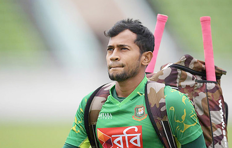 আজ দুপুরে হঠাৎ খবর, বুধবারই দেশে ফিরে আসছেন মুশফিকুর রহীম। খেলবেন না তিন ম্যাচের ওয়ানডে আর টি-টোয়েন্টি সিরিজ। হারারে থেকে জানানো হয়েছে এ তথ্য। ছবি : ফাইল ছবি