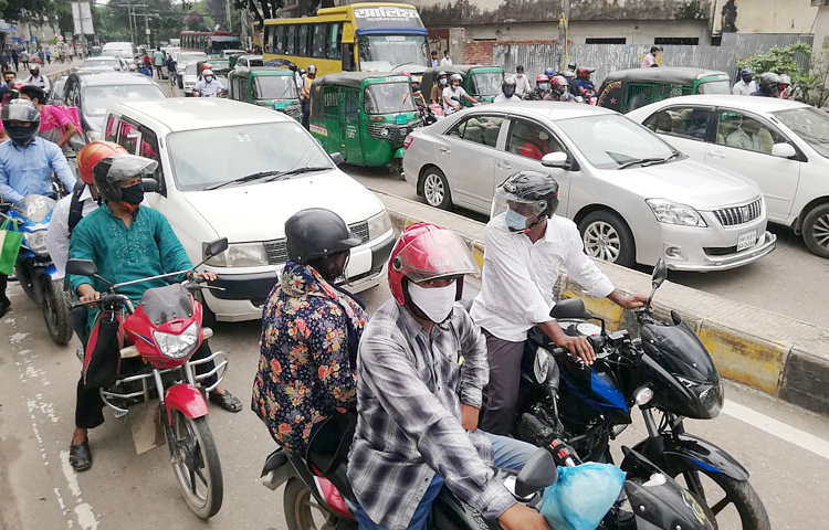 করোনাভাইরাসের সংক্রমণ ও মৃত্যুরোধে সরকারঘোষিত টানা কঠোর বিধিনিষেধ শিথিলের পর আজ (১১ আগস্ট) থেকে চিরচেনা রূপে ফিরতে শুরু করেছে রাজধানী ঢাকা। ছবি: মাহবুব আলম