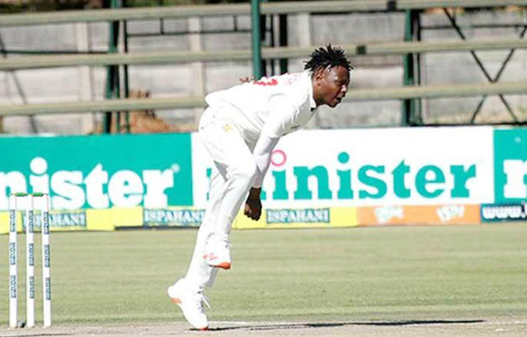 গতমাসে হারারেতে বাংলাদেশের বিপক্ষে একমাত্র টেস্ট খেলার সময় সন্দেহজনক বোলিং অ্যাকশনে অভিযুক্ত হন রয় কাইয়া। তাই ২৯ বছর বয়সী জিম্বাবুয়ের এ স্পিনারকে বোলিংয়ে নিষেধাজ্ঞা দিলো আইসিসি। ছবি: সংগ্রহীত