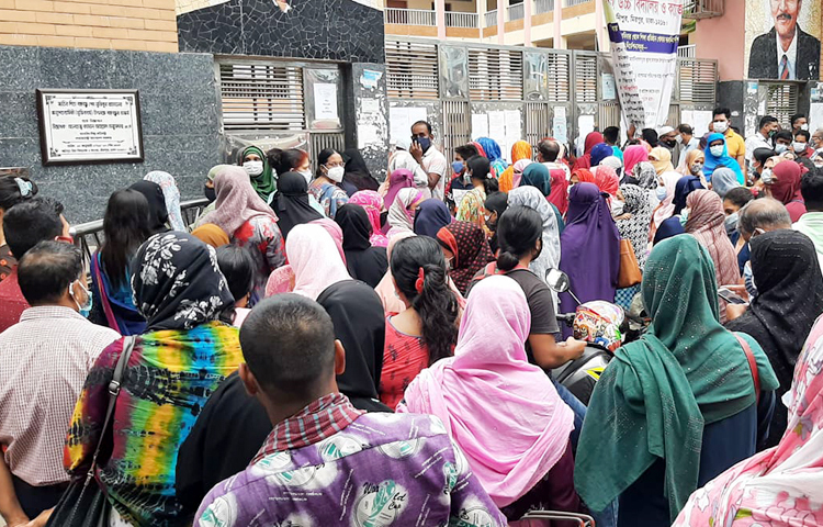 রাজধানীর মনিপুর স্কুল অ্যান্ড কলেজে ক্লাস শুরু ও ছুটির সময় অভিভাবক-শিক্ষার্থীর জটলা তৈরি হচ্ছে। কোনো ধরনের সামাজিক দূরত্ব ও স্বাস্থ্যবিধি না মেনে ক্যাম্পাসের ভেতরে-বাইরে বিশৃঙ্খলা সৃষ্টি হচ্ছে। ছবি: জাগো নিউজ