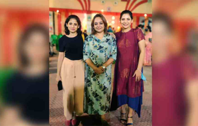 ঠাকুর দেখার ফাঁকে তিন বোন। বিদিশা দেবরাজ, বিদীপ্তা চক্রবর্তী আর সুদীপ্তা চক্রবর্তী। ছবি: সংগৃহীত