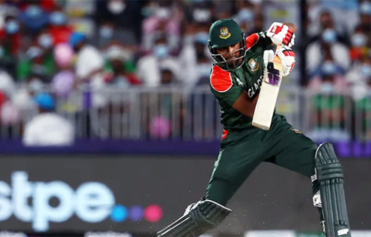অধিনায়ক খেললেন ঠিক অধিনায়কের মতোই। পাপুয়া নিউগিনির বিপক্ষে মহাগুরুত্বপূর্ণ ম্যাচে চার-ছক্কায় মাঠ গরম রাখলেন বাংলাদেশ দলপতি মাহমুদউল্লাহ রিয়াদ। দারুণ ব্যাটিংয়ে এবারের বিশ্বকাপে বাংলাদেশের রেকর্ডবইও খুললেন মাহমুদউল্লাহ। মাত্র ২৭ বলে তুলে নিলেন হাফসেঞ্চুরি। যা কিনা এবারের আসরে কোনো ব্যাটসম্যানের দ্রæততম ফিফটির রেকর্ড। ছবি: সংগৃহীত