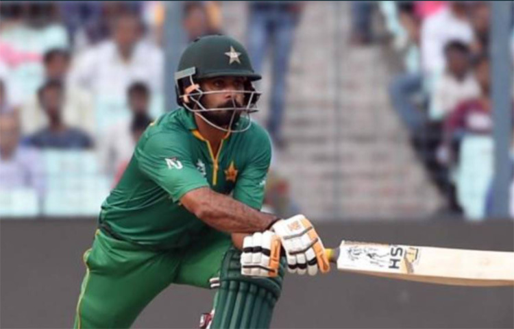 মোহাম্মদ হাফিজ: ডান হাতি ব্যাটার ও ডান হাতি স্পিনার। টি-টোয়েন্টি ক্রিকেটে পাকিস্তানের হয়ে সর্বোচ্চ রানের মালিক হাফিজের অভিজ্ঞতা দলের সম্পদ। ভারতের বিরুদ্ধে বহু ম্যাচ খেলার অভিজ্ঞতা রয়েছে। দুবাইয়ের উইকেটে তার স্পিন গুরুত্বপূর্ণ হয়ে উঠতে পারে। ছবি: সংগৃহীত