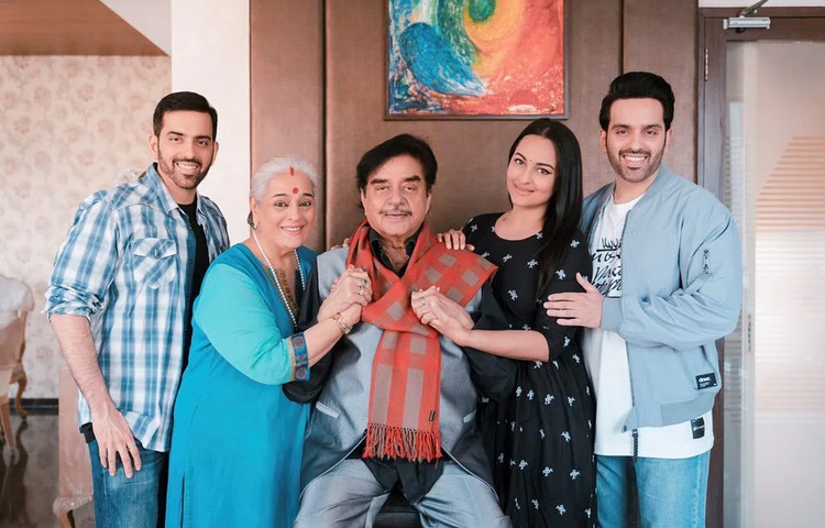 সোনাক্ষী সিনহা বাদেও শত্রুঘœ সিনহা ও তার স্ত্রী পুনমের দুই যমজ ছেলে রয়েছে। লব ও কুশ তাদের নাম। ছবি: সংগৃহীত