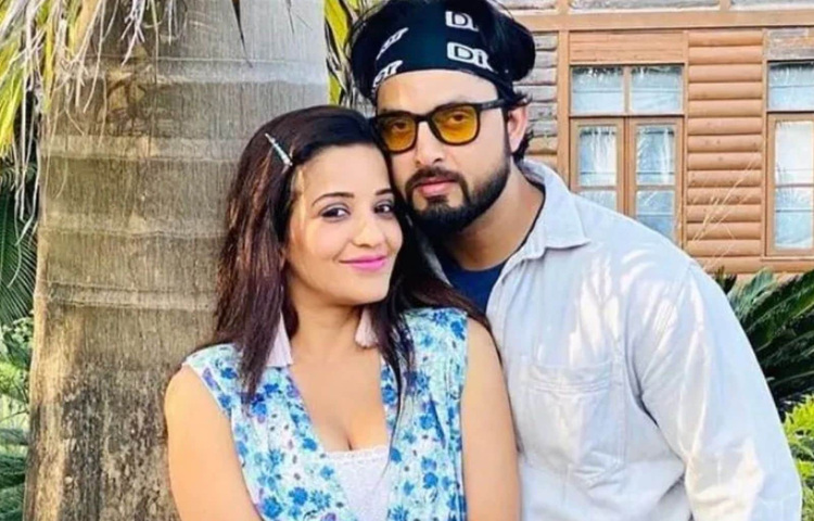 মোনালিসা ও বিক্রান্ত ভোজপুরী ছবি অত্যন্ত জনপ্রিয় জুটি। মোনালিসা নিজেকে অত্যন্ত সৌভাগ্যবতী বলে মনে করেন কেননা তিনি বিক্রান্তের মত স্বামী পেয়েছেন। এই কথা অভিনেত্রী একটি সাক্ষাৎকারে জানিয়েছেন। তবে মোনালিসা ও বিক্রান্তের জুটি সবারই পছন্দের। ছবি: সংগৃহীত