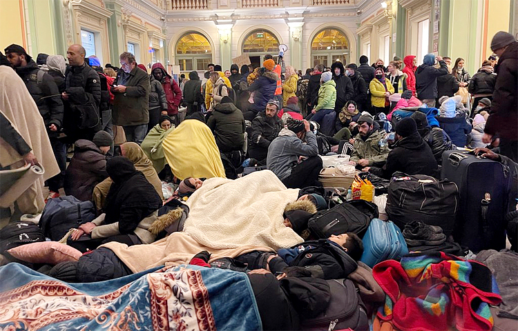 ইউক্রেন সীমান্তবর্তী শহর শেমিসেলের রেলস্টেশনে তিল ধারণের জায়গা নেই। তীব্র ঠান্ডার হাত থেকে বাঁচতে ইউক্রেন সীমান্ত পেরিয়ে আসা অভিবাসীরা সেখানে আশ্রয় নিয়েছেন। ছবি: আরাফাতুল ইসলাম