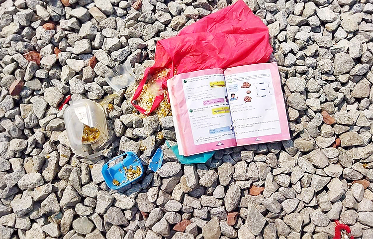 কুমিল্লার সদর দক্ষিণে ট্রেনে কাটা পড়ে তিন স্কুলছাত্রী নিহত হয়েছে। রেললাইনে পড়ে আছে নিহত এক স্কুলছাত্রীর বই ও টিফিনবক্স। ছবি: জাহিদ পাটোয়ারী