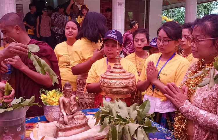 পটুয়াখালীর কুয়াকাটায় বুদ্ধস্নানের মধ্যদিয়ে শুরু হয়েছে রাখাইনদের সাংগ্রাই উৎসব। রাখাইন নববর্ষ ১৩৮৩ কে বিদায় জানিয়ে ১৩৮৪ বরণ করতে নানা কর্মসূচির আয়োজন করা হয়। ছবি: আসাদুজ্জামান মিরাজ