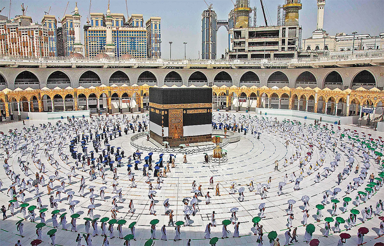 চলতি বছর হজে যেতে সরকারিভাবে দুটি প্যাকেজ ও বেসরকারিভাবে একটি প্যাকেজ চূড়ান্ত করা হয়েছে। ঘোষিত প্যাকেজ অনুযায়ী, এবার হজযাত্রায় প্রত্যেক হজযাত্রীর লাখ টাকারও বেশি বাড়তি খরচ হবে। ছবি: সংগৃহীত