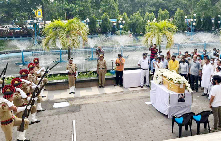 কলকাতার রবীন্দ্র সদনে প্রয়াত সংগীতশিল্পী কেকে-কে গান স্যালুট দেওয়া হয়। সেখানে শ্রদ্ধা জানান ভারতের পশ্চিমবঙ্গের মুখ্যমন্ত্রী মমতা বন্দ্যোপাধ্যায়। ছবি: সংগৃহীত