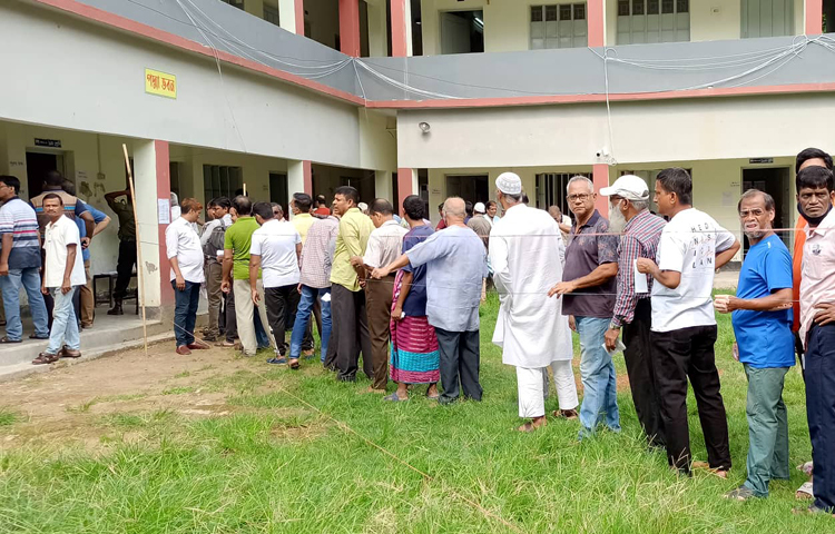 কুমিল্লা সিটি করপোরেশন (কুসিক) নির্বাচনে কোনো কোনো কেন্দ্রে ভোটগ্রহণে ধীরগতির অভিযোগ পাওয়া গেছে। আজ ১৫ জুন সকাল ৮টায় ভোটগ্রহণ শুরু হয়। ছবি: জাগো নিউজ