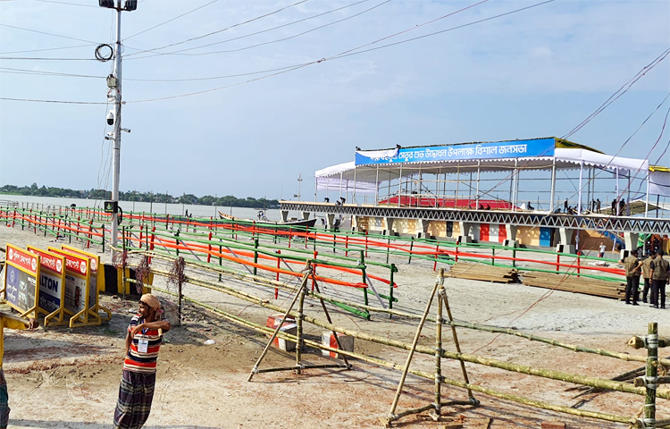 ২৫ জুন পদ্মা সেতু উদ্বোধনের জন্য মাদারীপুরের শিবচরের বাংলাবাজার ঘাট এলাকায় মঞ্চ তৈরি করা হচ্ছে। ছবি: দুর্লভ আনন্দ বাড়ৈ