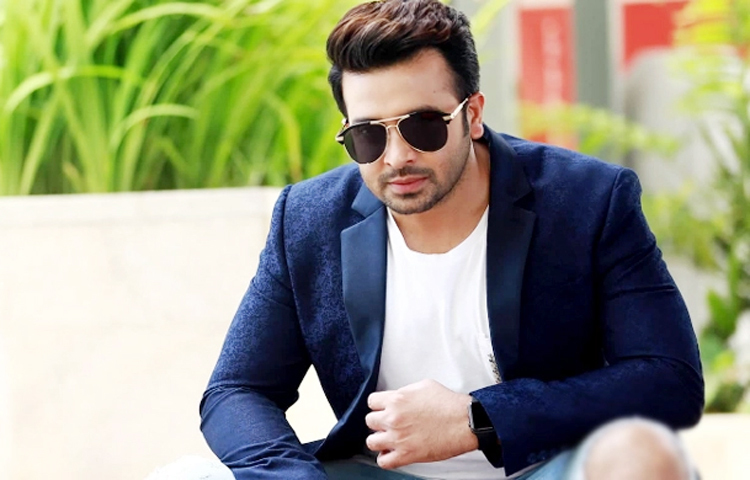 চিত্রনায়ক শাকিব খান আমেরিকার গ্রিন কার্ড হাতে পেয়েছেন। গত ছয় মাসেরও বেশি সময় ধরে তিনি সেখানে অবস্থান করছেন সিনেমা-শুটিং ফেলে। ছবি: সংগৃহীত