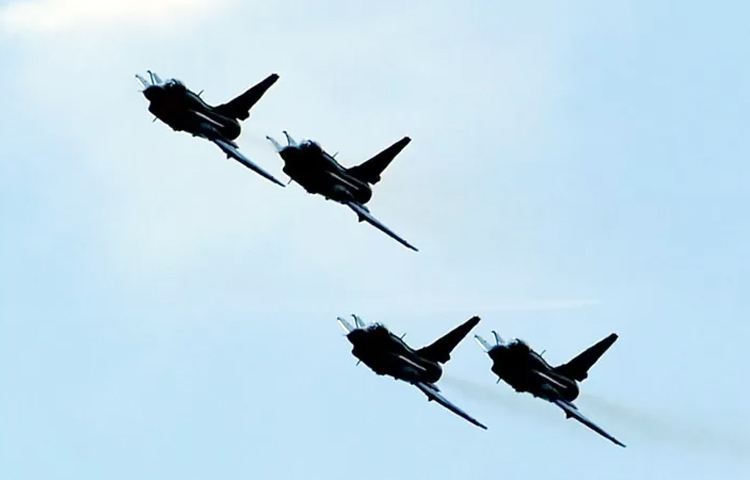 ন্যান্সি পেলোসির এশিয়া সফরকে কেন্দ্র করে চীন ও তাইওয়ানের মধ্যে উত্তেজনা বাড়ছে। ক্ষুব্ধ চীন তাইওয়ান প্রণালিতে সামরিক মহড়া চালিয়ে যাচ্ছে। এমন পরিস্থিতিতে চীন ও তাইওয়ান মুখোমুখী অবস্থানে। যে কোনো সময় ঘটতে পারে অনাকাঙ্ক্ষিত ঘটনা। ছবি: সংগৃহীত