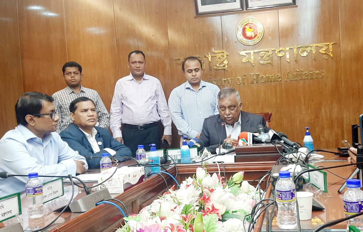 সীমান্তে উত্তেজনাকর পরিস্থিতিতে বাংলাদেশ মিয়ানমারের সঙ্গে যুদ্ধ করতে চায় না, শান্তিপূর্ণভাবে সমস্যা সমাধান করতে চায় বলে জানিয়েছেন স্বরাষ্ট্রমন্ত্রী আসাদুজ্জামান খান কামাল। ছবি: সংগৃহীত