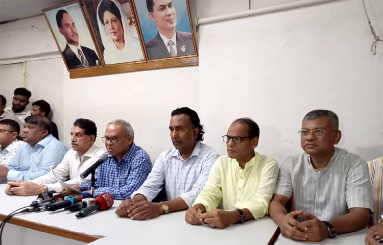 বিএনপির সিনিয়র যুগ্ম মহাসচিব অ্যাডভোকেট রুহুল কবির রিজভী আজ দুপুরে নয়াপল্টনে দলের কেন্দ্রীয় কার্যালয়ে এক সংবাদ সম্মেলনে বক্তব্য রাখেন। ছবি: সংগৃহীত