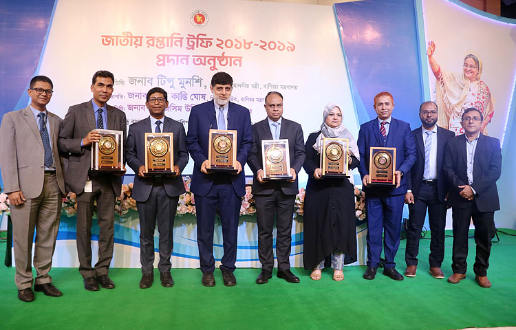 ২০১৮-২০১৯ অর্থবছরের জন্য সবচেয়ে বেশি রপ্তানি পদক পেয়েছে দেশের শীর্ষস্থানীয় শিল্পপ্রতিষ্ঠান প্রাণ-আরএফএল গ্রুপ। কৃষি প্রক্রিয়াজাত, প্লাস্টিক ও লাইট ইঞ্জিনিয়ারিং পণ্য রপ্তানিতে অনবদ্য ভূমিকা রাখায় দেশের শীর্ষ এ শিল্পগ্রুপকে স্বর্ণপদকসহ ছয়টি রপ্তানি পদক দিয়েছে বাণিজ্য মন্ত্রণালয়। ছবি: জাগো নিউজ