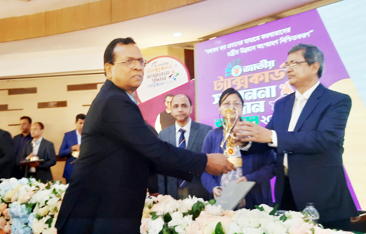 সেরা করদাতার সম্মাননা পেয়েছে দেশের শীর্ষস্থানীয় শিল্পগ্রুপ প্রাণ-আরএফএলের সহযোগী প্রতিষ্ঠান প্রাণ ডেইরি লিমিটেড। কোম্পানি পর্যায়ে খাদ্য ও আনুষঙ্গিক ক্যাটাগরিতে প্রাণ ডেইরিকে এ সম্মাননা দেয় জাতীয় রাজস্ব বোর্ড (এনবিআর)। ছবি: জাগো নিউজ