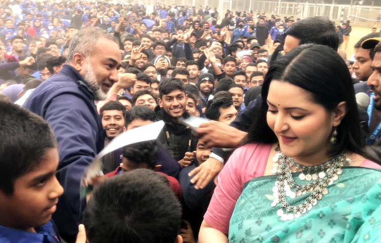 মুক্তির আগে প্রচার-প্রচারণায় ব্যস্ত ‘অ্যাডভেঞ্চার অব সুন্দরবন’ টিম। প্রচারণার অংশ হিসেবে আজ রাজধানীর বিএএফ শাহীন স্কুল অ্যান্ড কলেজে অংশ নিয়েছেন তারা। সেখানে উপস্থিত ছিলেন এ সিনেমার নায়িকা পরীমনি। ছবি: জাগো নিউজ