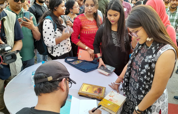 আন্তর্জাতিক কলকাতা বইমেলায় পা রাখার পর যতটুকু সময় ছিলেন, এভাবেই কেটেছে এই প্রজন্মের জনপ্রিয় বাংলাদেশি কবি, লেখক ও ঔপন্যাসিক সাদাত হোসাইনের সময়। বাংলাদেশের পাশাপাশি কলকাতায়ও লেখক হিসেবে তিনি বেশ জনপ্রিয়। ছবি: ধৃমল দত্ত