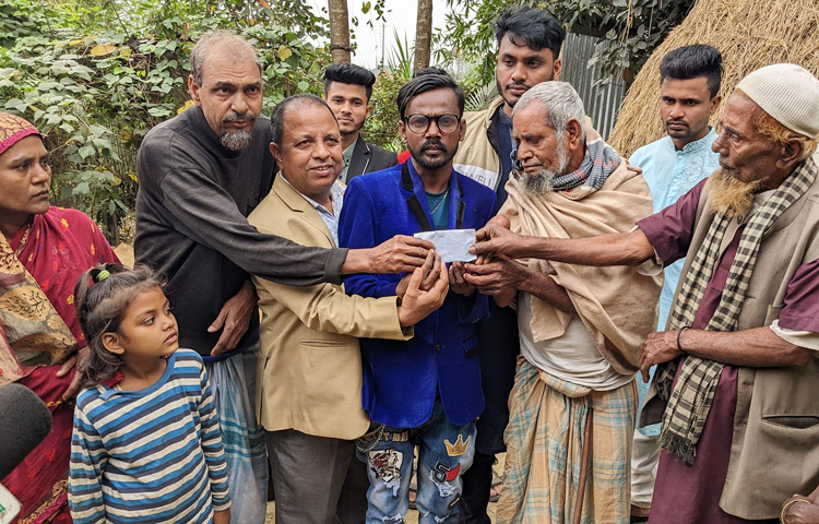 মানবতার সেবায় এবার নিজ নামে করা ‘হিরো আলম ফাউন্ডেশন’ থেকে সাহায্য দেওয়া শুরু করেছেন হিরো আলম। সিলেটের বাদাগাট নিলগাঁওয়ের কুতুব উদ্দিনের পরিবারকে ঘর তৈরির জন্য নগদ অর্থ সহায়তা দিয়ে ফাউন্ডেশনের কার্যক্রম শুরু করেন। ছবি: সংগৃহীত