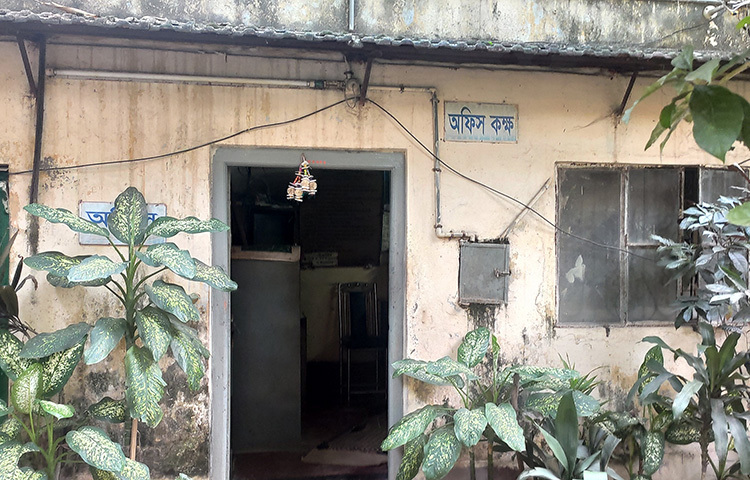 বোর্ডিংয়ের সম্মুখভাগের পাশেই রয়েছে অফিস কক্ষ। ছবি: ঝরনা আক্তার জয়া