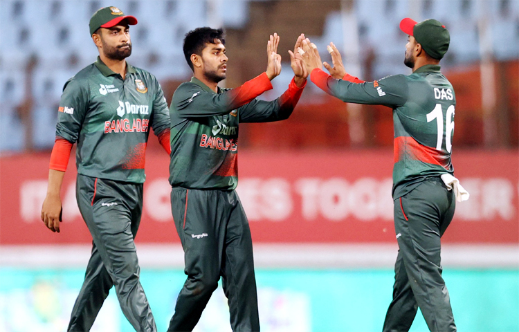 সেঞ্চুরিয়ানে বাংলাদেশ ও দক্ষিণ আফ্রিকার সিরিজের তৃতীয় ও শেষ ওয়ানডে পরিণত হয়েছে অঘোষিত ফাইনালে। আজ যে দল জিতবে, তারাই ট্রফি হাতে তুলবে। ছবি: সংগৃহীত