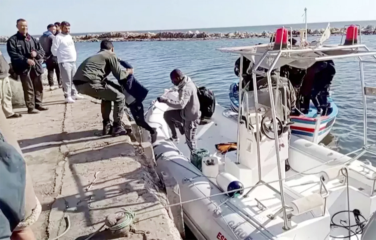 তিউনিশিয়া উপকূলে অভিবাসীদের বহনকারী একটি নৌকা ডুবে গেছে। এ ঘটনায় একজনের মৃত্যুর খবর পাওয়া গেলেও নিখোঁজ রয়েছেন ৭৫ জন। ছবি: সংগৃহীত