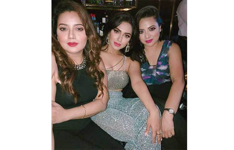 ইনস্টাগ্রামে এই ছবি পোস্ট নুসরাত ফারিয়া সবাইকে ‘হ্যাপি নিউ ইয়ার’ জানিয়েছেন। সঙ্গে ছিলেন শিল্পী কনাও।