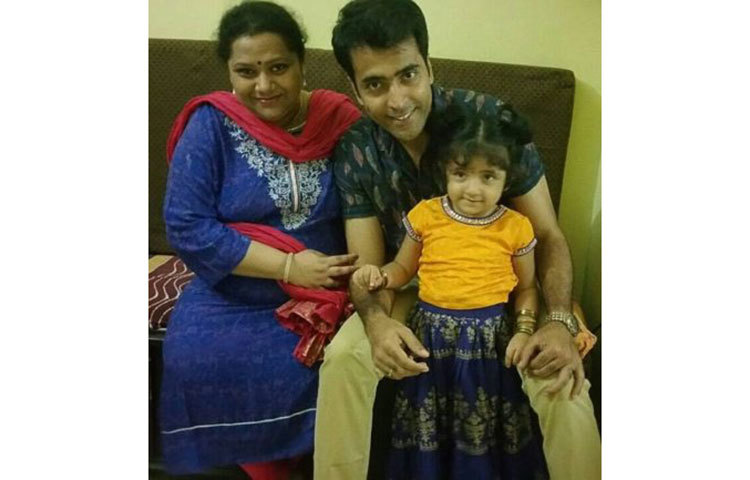 ছোট্টে মেয়ে ময়ূরাক্ষীর সঙ্গেই সময় কাটে আবির চট্টোপাধ্যায়ের। লকডাউনে বাড়িতে খোশমেজাজেই রয়েছেন তারা।