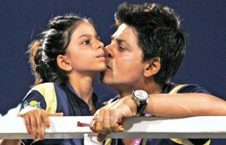 বাবা ও দাদা আরিয়ানের সঙ্গে সুহানা।