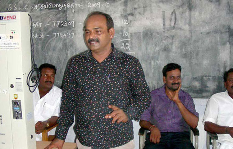 ভারতের সৈয়দপেটের মডেল হায়ার সেকেন্ডারি স্কুল থেকে পড়াশোনা করেছিলেন বিদ্যাধরন। পড়াশোনা শেষ করে একটি সংস্থায় ১০ থেকে ১৫ বছরের স্কুলছুট ছেলেমেয়েদের পড়ানোর কাজ শুরু করেন তিনি। সেখানে প্রায় দু’বছর কাজ করেন।