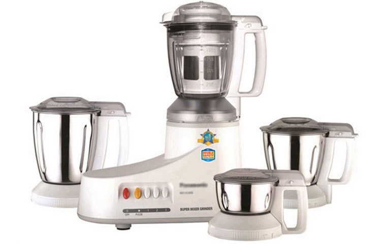 মিক্সার গ্রাইন্ডার: প্রতিদিনের রান্নার কাজে ব্যবহৃত এই মিক্সার গ্রাইন্ডারও হতে পারে জীবাণুদের প্রজনন ক্ষেত্র। এমনকি আমরা তা বুঝতেও পারি না। আমরা বেশিরভাগই ডিশ ওয়াশিং সাবান দিয়ে মিক্সারের জারটি ধুয়ে ফেলি, তবে আমরা খুব কমই ব্লেডের নিচের জায়গাটি খুলি এবং এটি পরিষ্কার করি। ব্লেডগুলোর নিচের জায়গাতে খাবারের কণা জমা থাকে, যা সঠিকভাবে পরিষ্কার না করা হলে ক্ষতিকারক হতে পারে। সুতরাং, মিক্সার গ্রাইন্ডার সঠিকভাবে পরিষ্কারের জন্য এর ব্লেডগুলো খুলে জীবাণুনাশক এবং হালকা গরম পানি দিয়ে পরিষ্কার করে নিতে হবে।