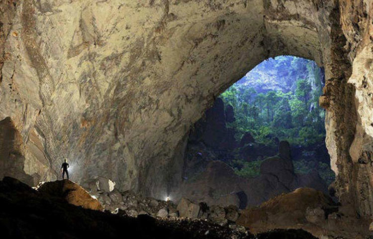 কিন্তু এরপর বন থেকে বেরিয়ে তিনি গুহার পথ হারিয়ে ফেলেন। আবার ১৮ বছর পরে শিকার করতে গিয়ে ফের এই গুহার সন্ধান পান। এ বার আর গুহার অবস্থান তিনি ভুলে যাননি।