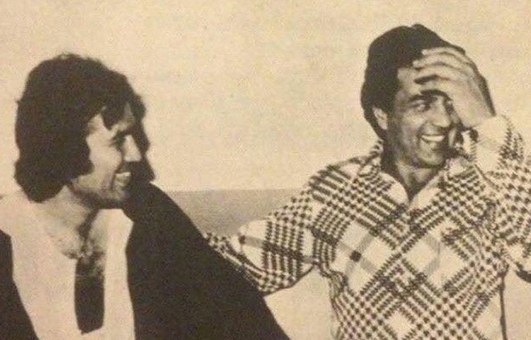 একের পর এক ছবি হিট হতে শুরু করায়, আর পিছন ফিরে তাকাতে হয়নি ধর্মেন্দ্রকে। কিন্তু সেই সময়ই ইন্ডাস্ট্রিতে পা রাখেন রাজেশ খন্না। ১৯৬৬ সালে ‘আখরি রাত’ ছবির মাধ্যমে ডেবিউ করেন রাজেশ খন্না। তার পরের বছর মুক্তি পায় ‘রাজ’। দু’টি ছবিই সফল হয়। ‘আখরি রাত’ সেরা বিদেশি ছবি হিসেবে মনোনীত হয় অস্কারের জন্যও। এর পর ‘ডোলি’, ‘আরাধনা’-র হাত ধরে জনপ্রিয়তার শীর্ষে পৌঁছে যান রাজেশ খন্না। শোনা যায়, একের পর এক হিট ছবি উপহার দেওয়ায় তার বাড়ির বাইরে লাইন দিতে শুরু করেন পরিচালকরা।