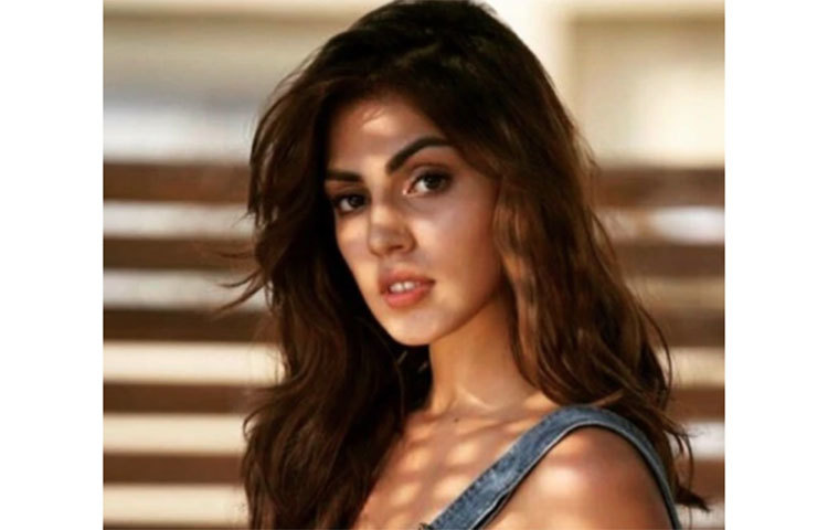 সুশান্তের অর্থ পুরোদমে ব্যবহার করতেন রিয়া। এমনকী, সুশান্তের ডেবিট এবং ক্রেডিট কার্ড ব্যবহার করে সেখান থেকে অর্থ তুলে নিতেন রিয়া।