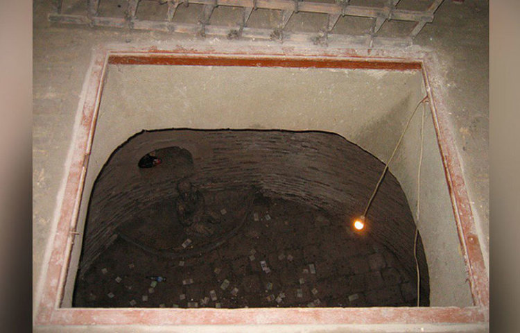 বুখারার জিন্দন কারাগারে রয়েছে এই গর্ত প্রায় ৪০ ফুট গভীর। অর্থাৎ তিনতলা বাড়ির সমান এর গভীরতা।