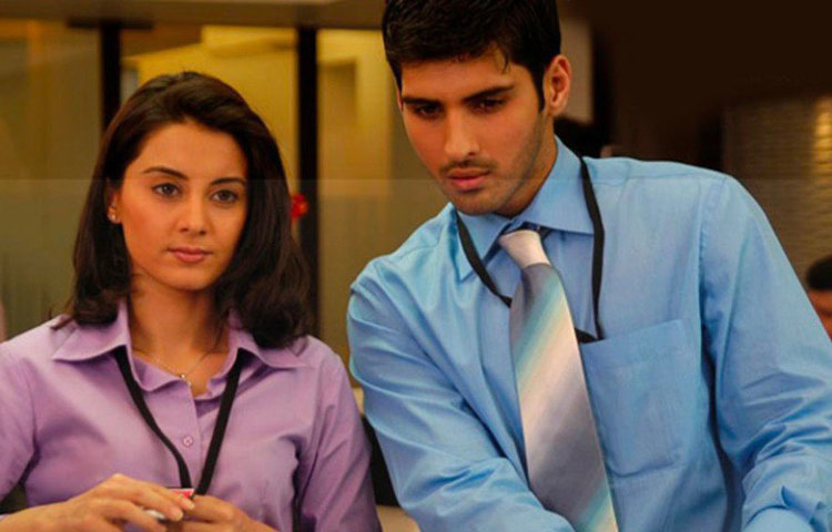 ক্যাডবেরির বিজ্ঞাপনে তাকে দেখে পছন্দ হয় পরিচালক সুজিত সরকারের। তিনি তাঁকে ‘ইহাঁ’ ছবিতে অভিনয়ের সুযোগ দেন। বিজ্ঞাপনটি তৈরি করছিলেন সুজিত-ই। তার হাত ধরেই মডেল থেকে নায়িকা হন মিনিষা।