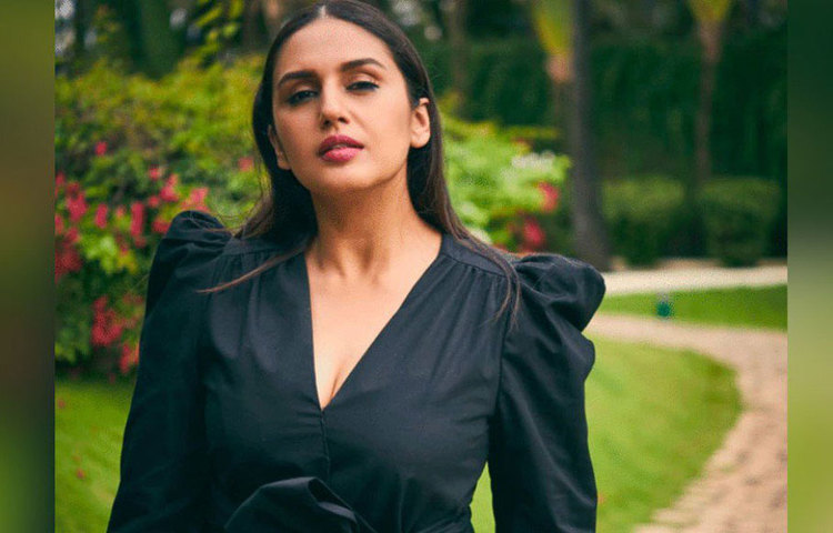 এই সময় এক বন্ধুর কাছ থেকে হুমা জানতে পারেন মুম্বাইয়ে একটি সিনেমার জন্য অডিশন নেয়া হচ্ছে। সেখানে অভিনয় করবেন অভয় দেওল। কিন্তু হুমা জানতেন ছবিতে অভিনয়ের অনুমতি পাবেন না বাড়িতে। তাই মুম্বাই ঘুরতে যাচ্ছেন বলে বন্ধুর সঙ্গে দিল্লি থেকে চলে আসেন।